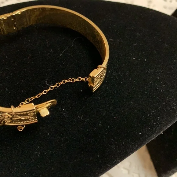 Whiting & Davis Vintage GoldTone Bracelet w/Green Gemstone with a Rose carved in - Picture 9 of 15